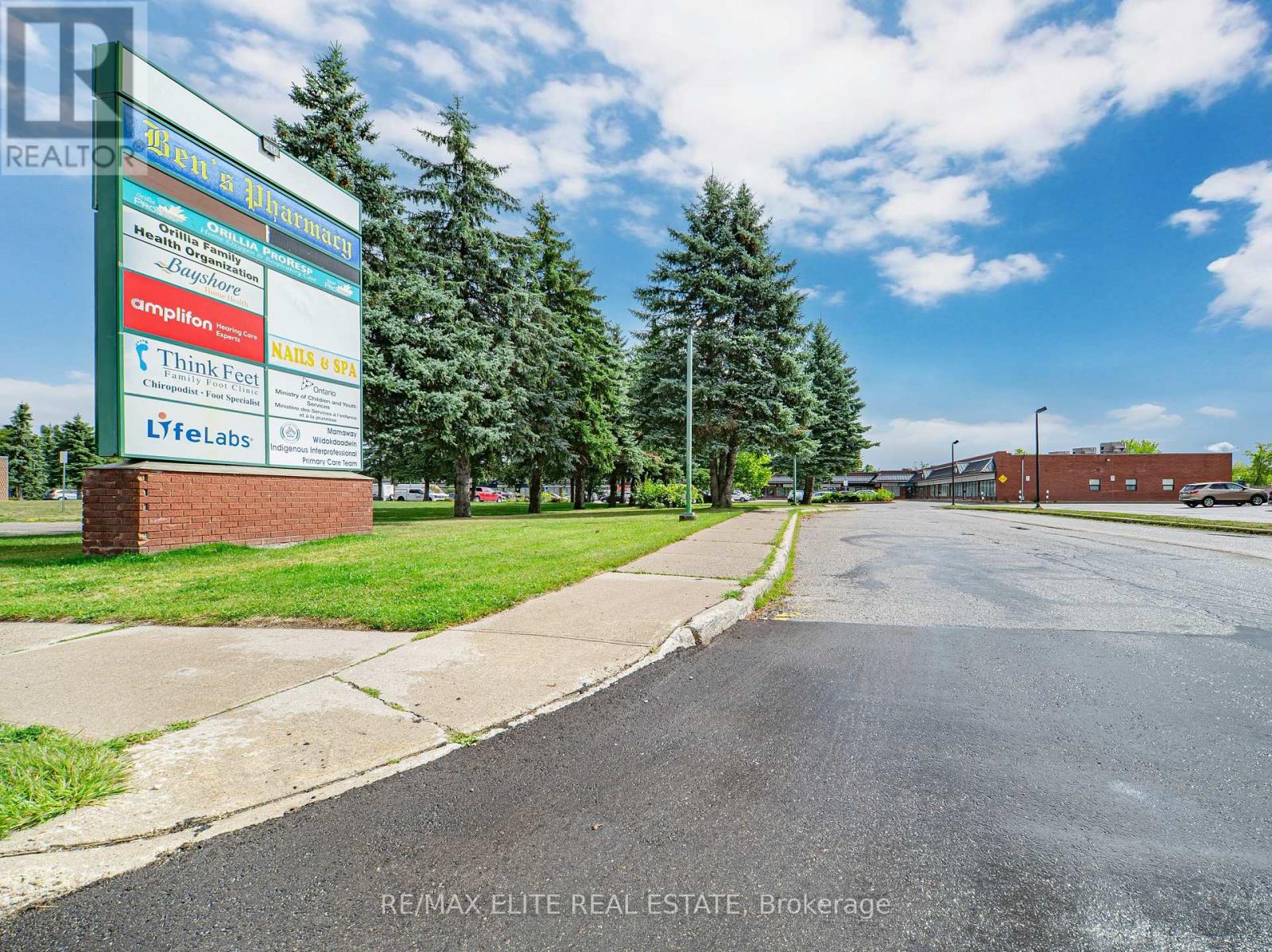 Photo 4 of 210 Memorial Avenue, Orillia ON