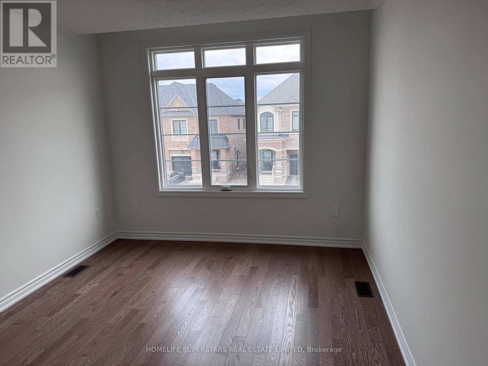 Photo 3 of 291 Bergamot Avenue, Milton ON