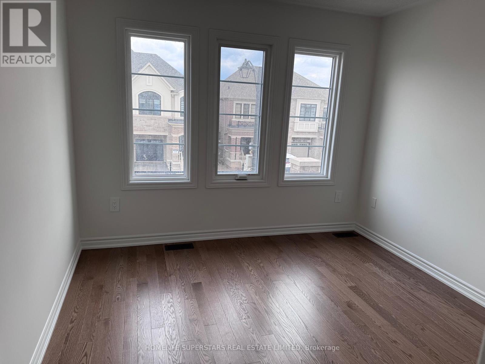 Photo 12 of 291 Bergamot Avenue, Milton ON