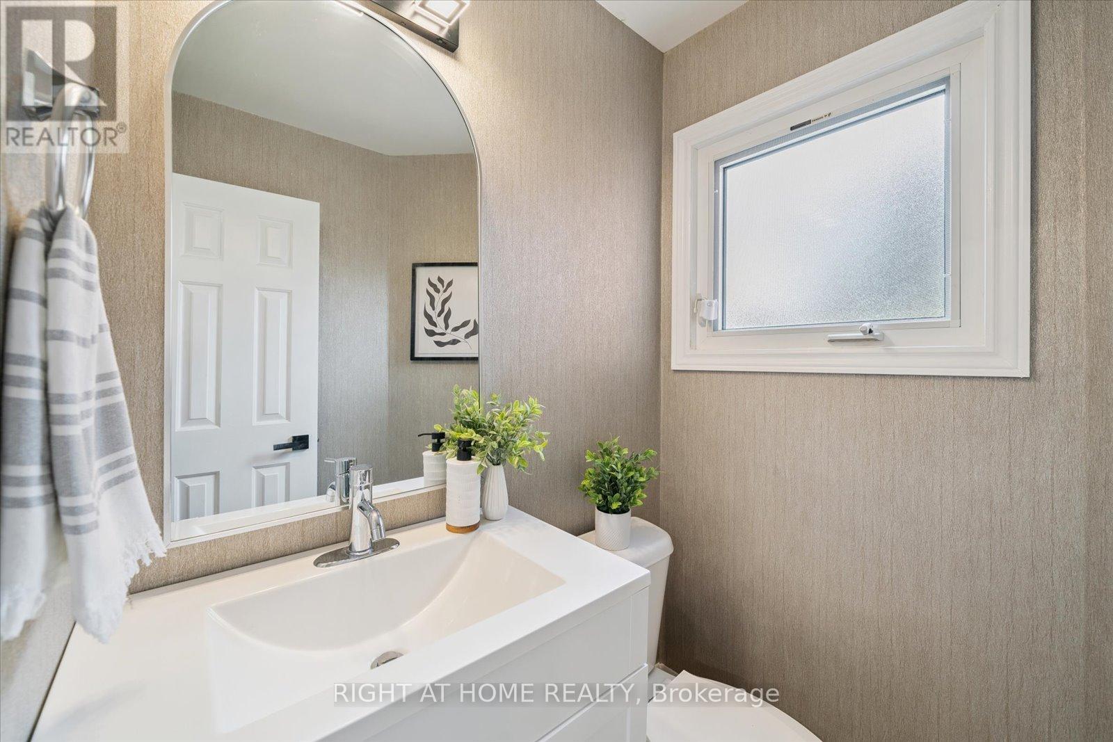 Photo 28 of 32 Heaver Drive, Whitby ON