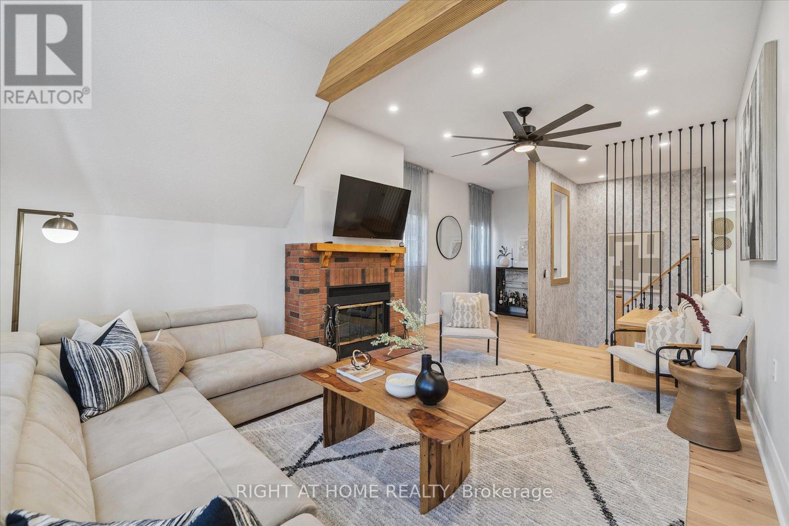 Photo 11 of 32 Heaver Drive, Whitby ON