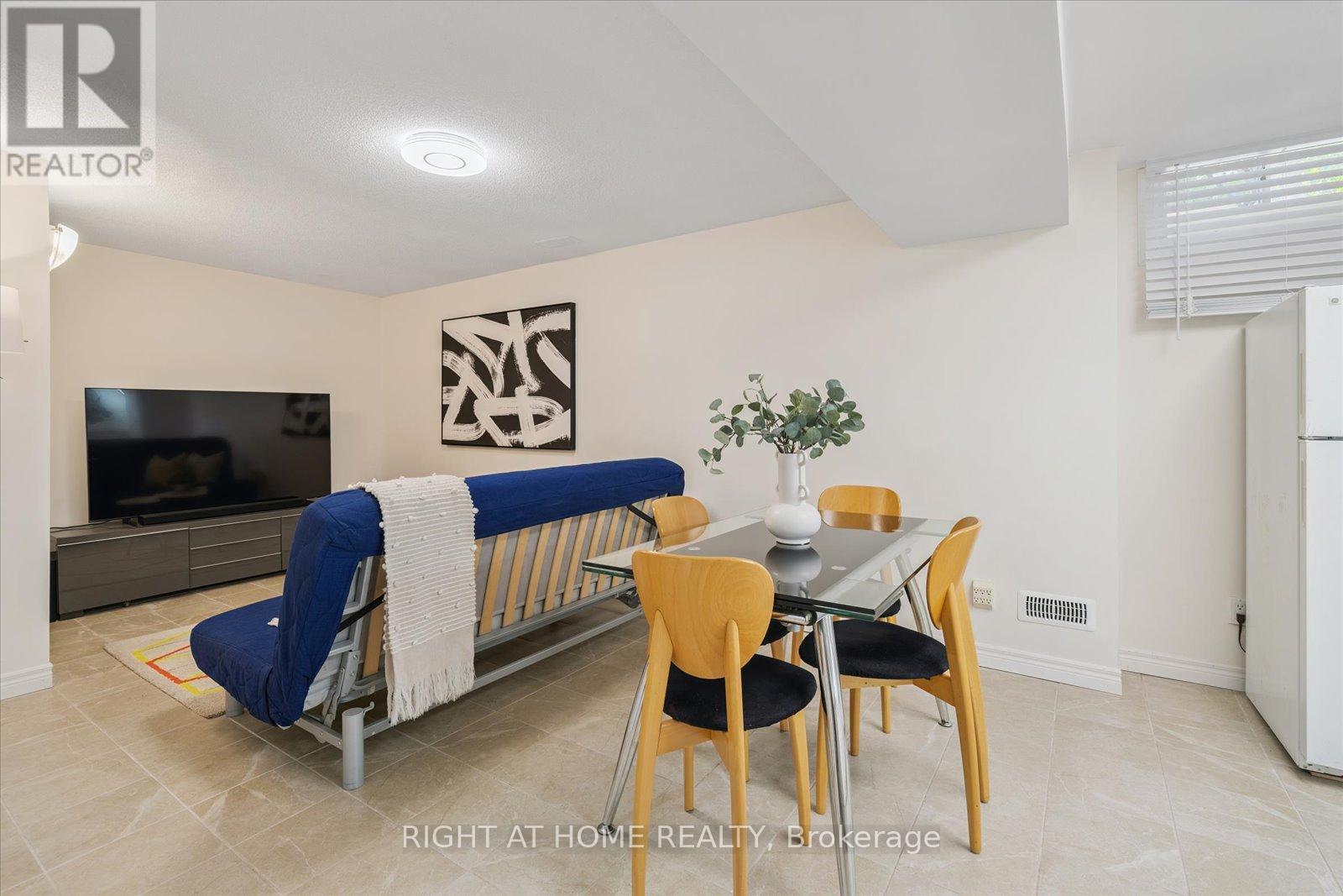 Photo 23 of 32 Heaver Drive, Whitby ON