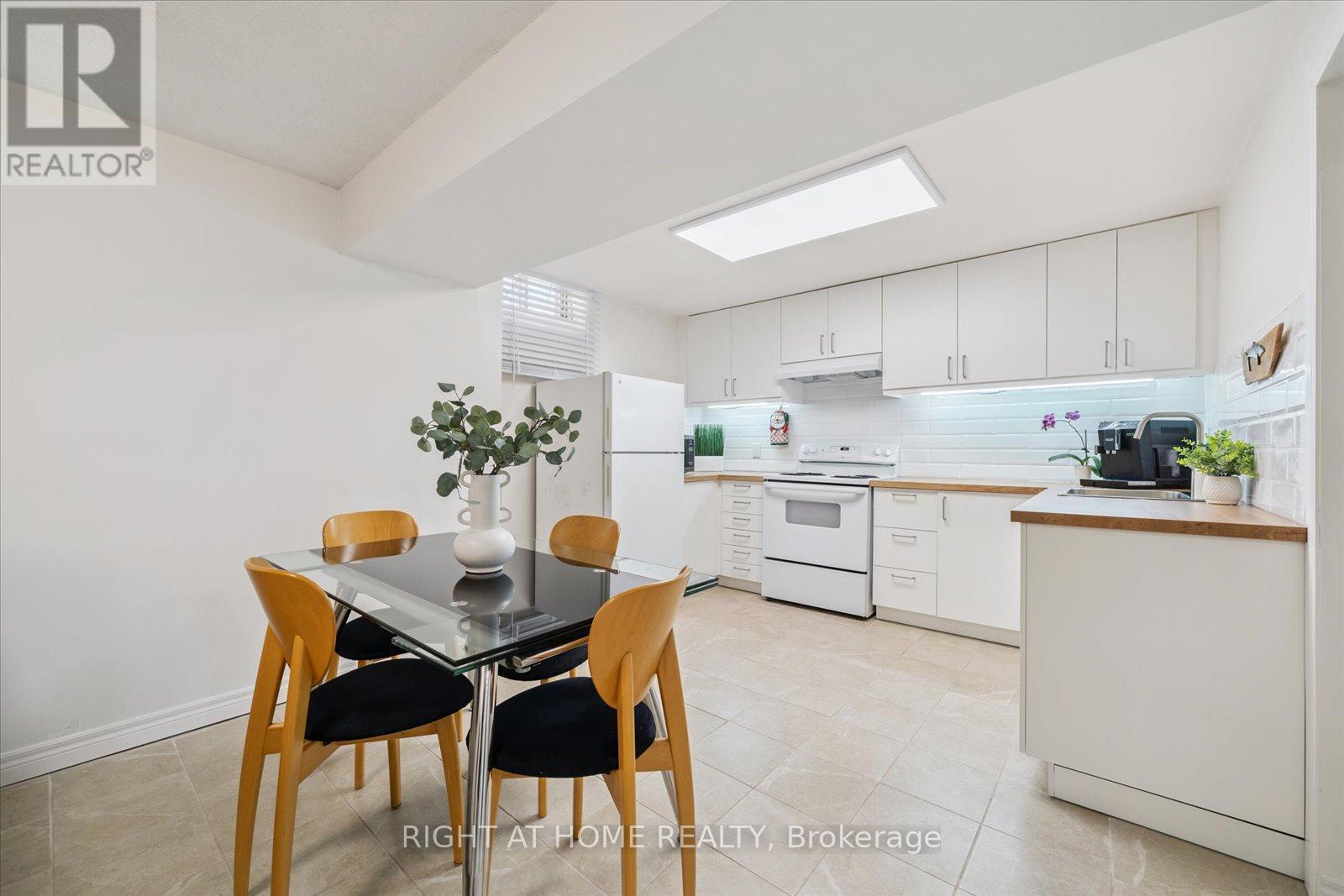 Photo 7 of 32 Heaver Drive, Whitby ON
