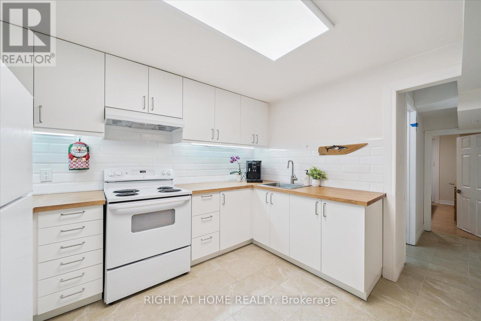 Photo 29 of 32 Heaver Drive, Whitby ON