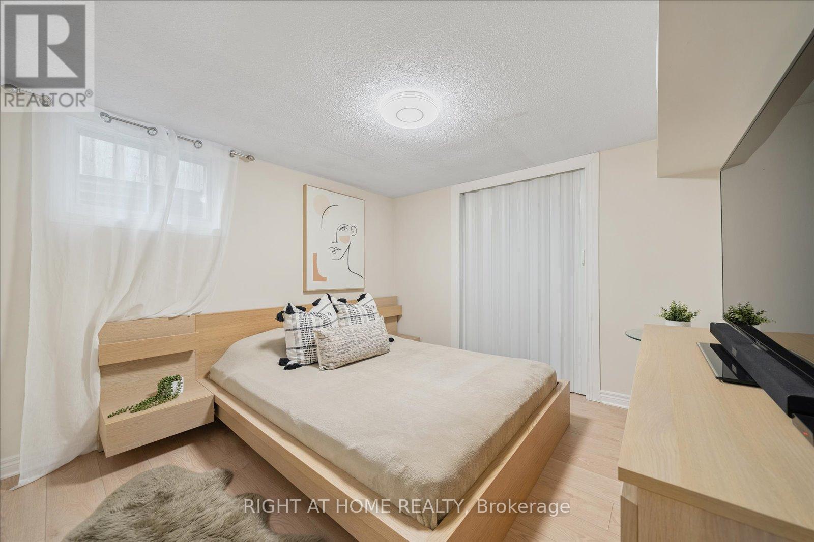 Photo 24 of 32 Heaver Drive, Whitby ON