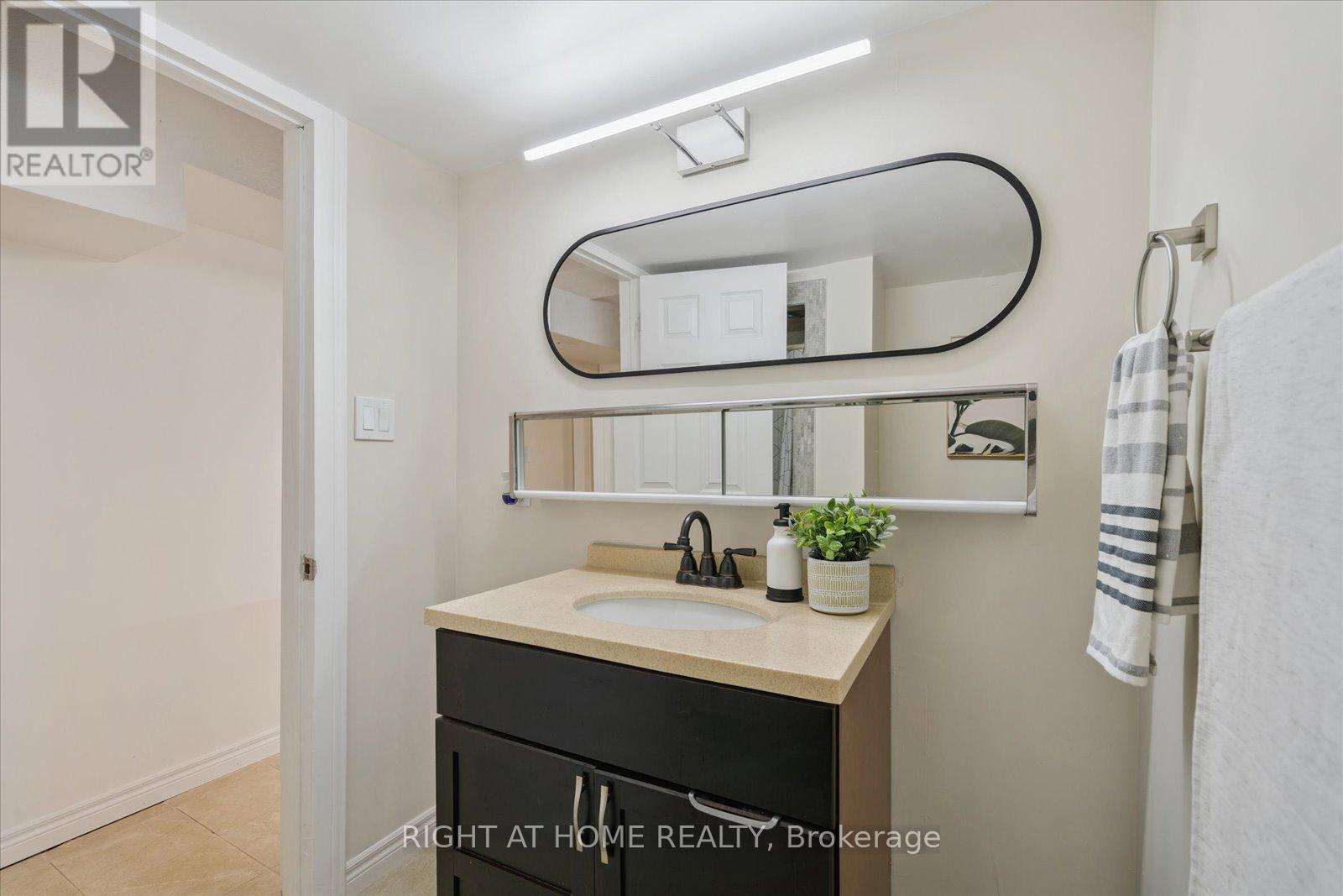 Photo 8 of 32 Heaver Drive, Whitby ON
