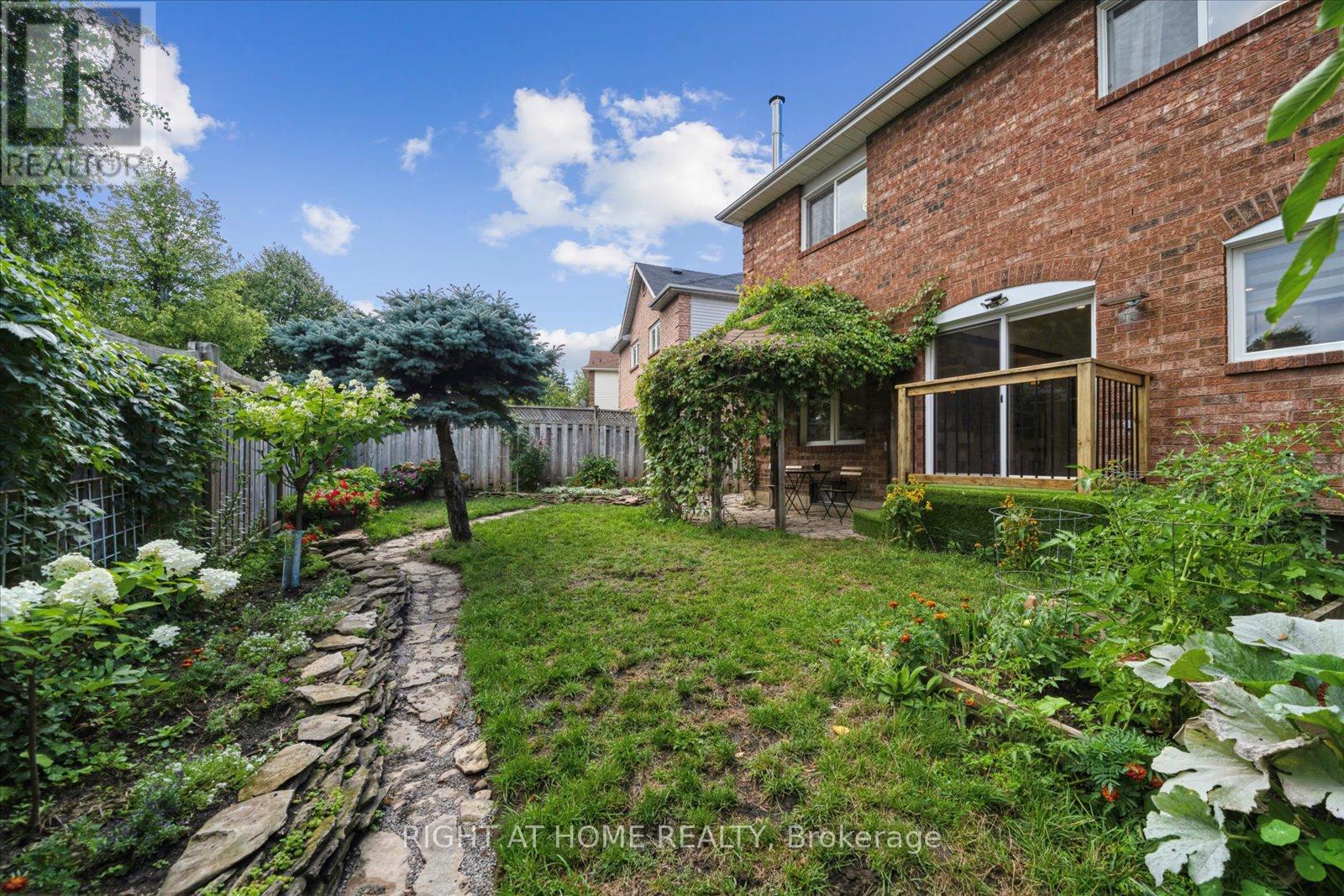 Photo 6 of 32 Heaver Drive, Whitby ON