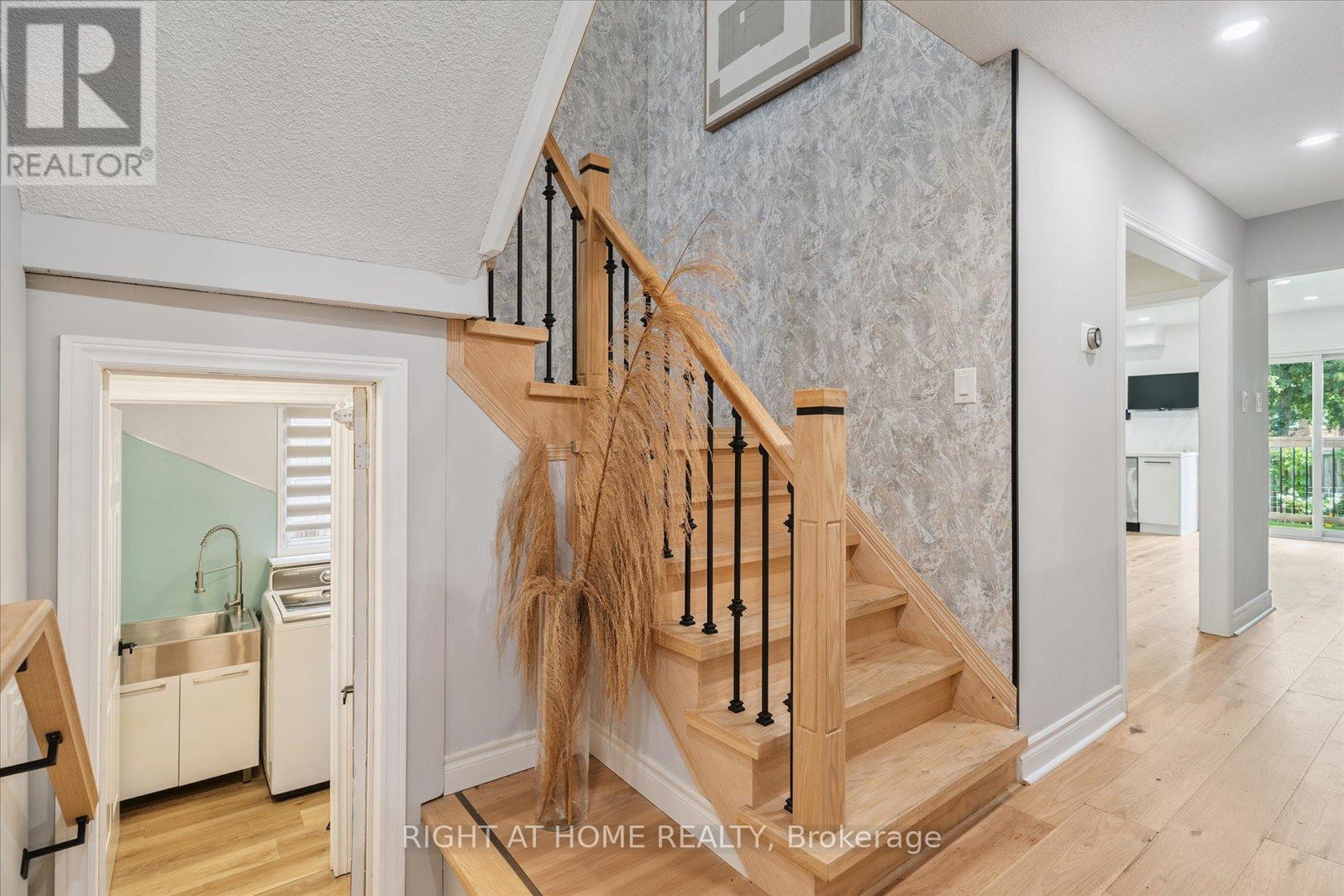 Photo 17 of 32 Heaver Drive, Whitby ON