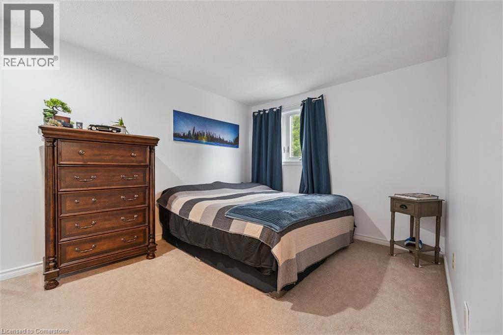 Photo 7 of 118 Glamis Road, Cambridge ON
