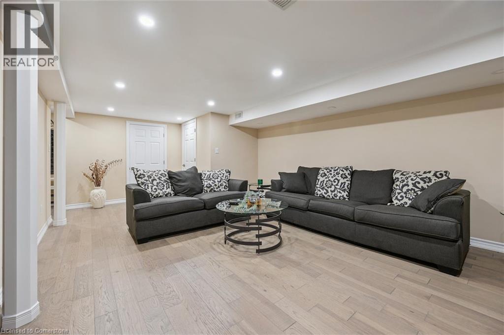 Photo 16 of 118 Glamis Road, Cambridge ON