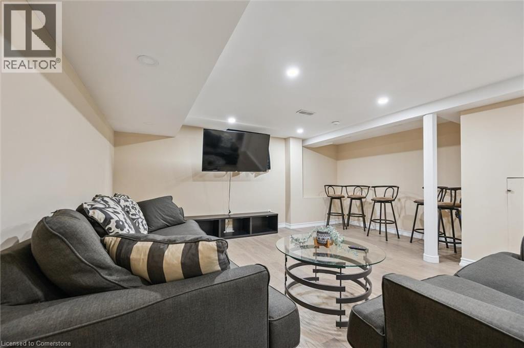 Photo 8 of 118 Glamis Road, Cambridge ON