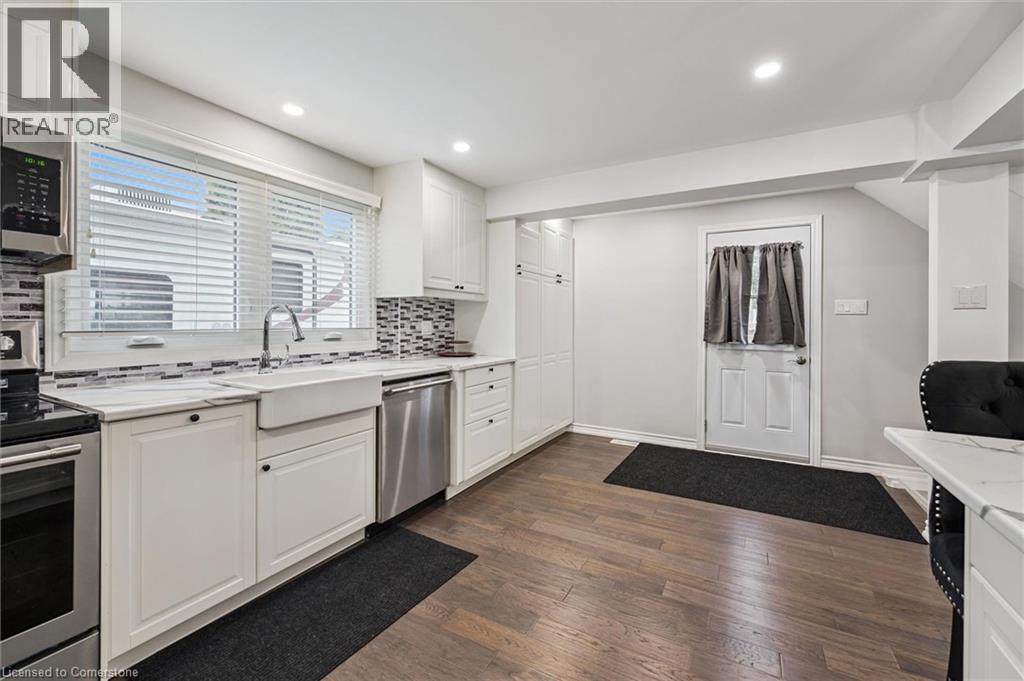 Photo 3 of 118 Glamis Road, Cambridge ON
