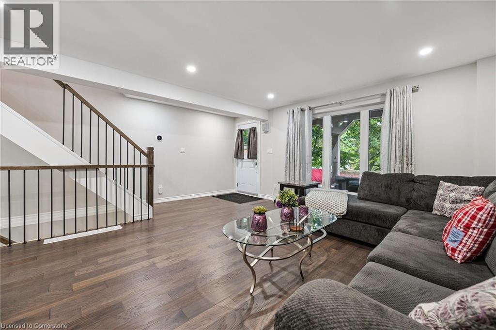 Photo 10 of 118 Glamis Road, Cambridge ON