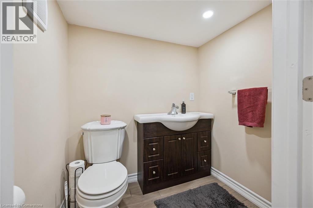 Photo 5 of 118 Glamis Road, Cambridge ON