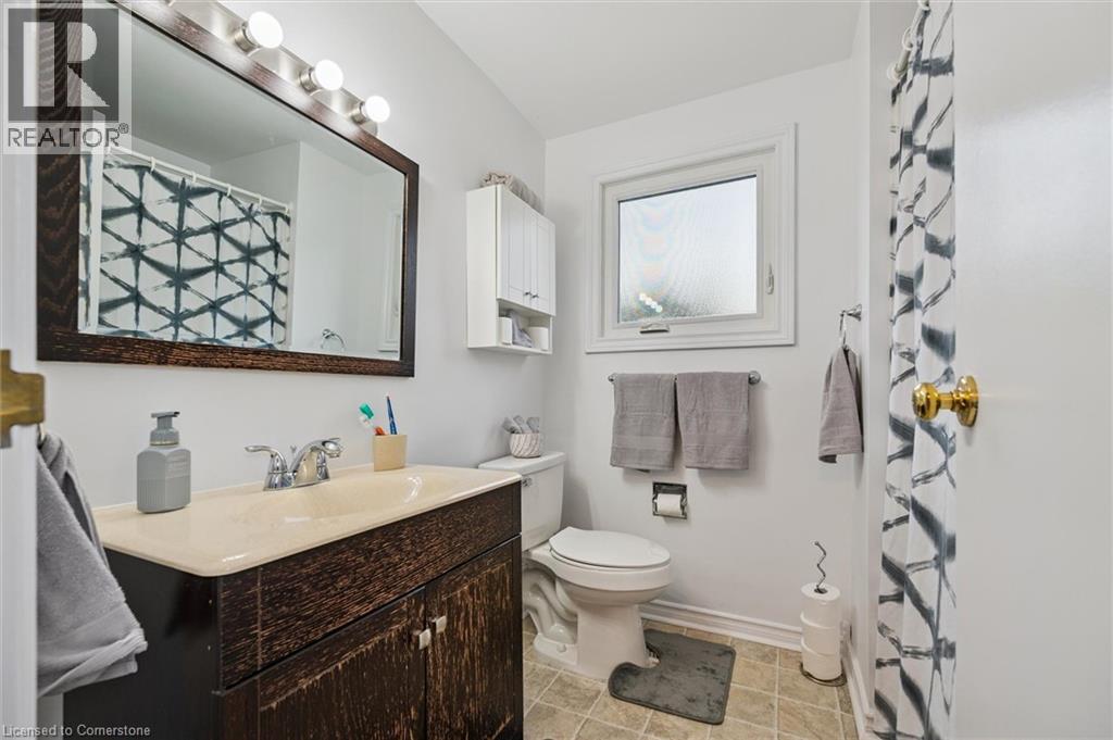 Photo 4 of 118 Glamis Road, Cambridge ON