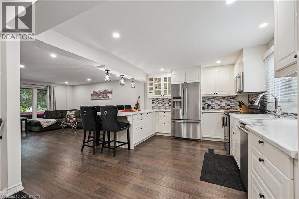 Photo 13 of 118 Glamis Road, Cambridge ON