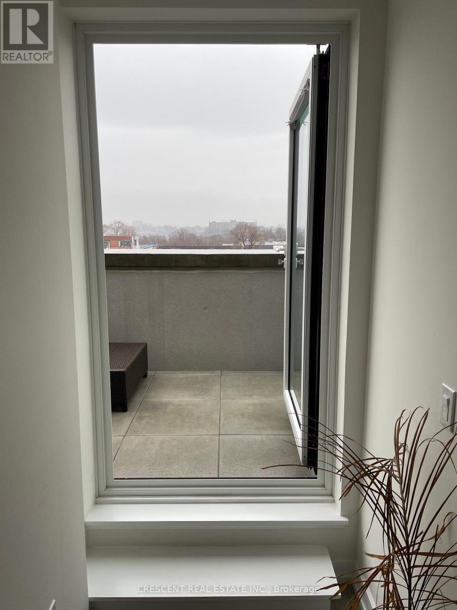 Photo 14 of 527 2300 St Clair Avenue W, Toronto ON