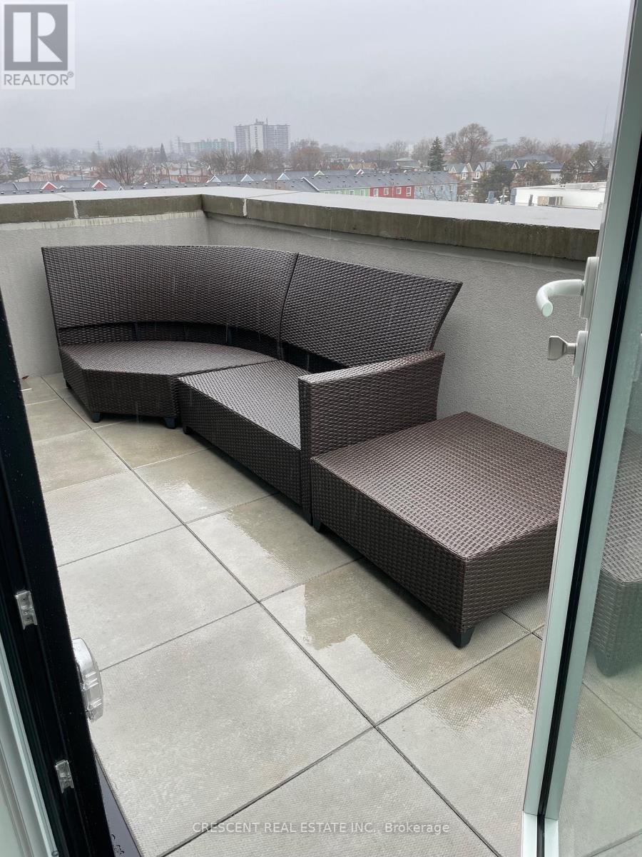 Photo 11 of 527 2300 St Clair Avenue W, Toronto ON
