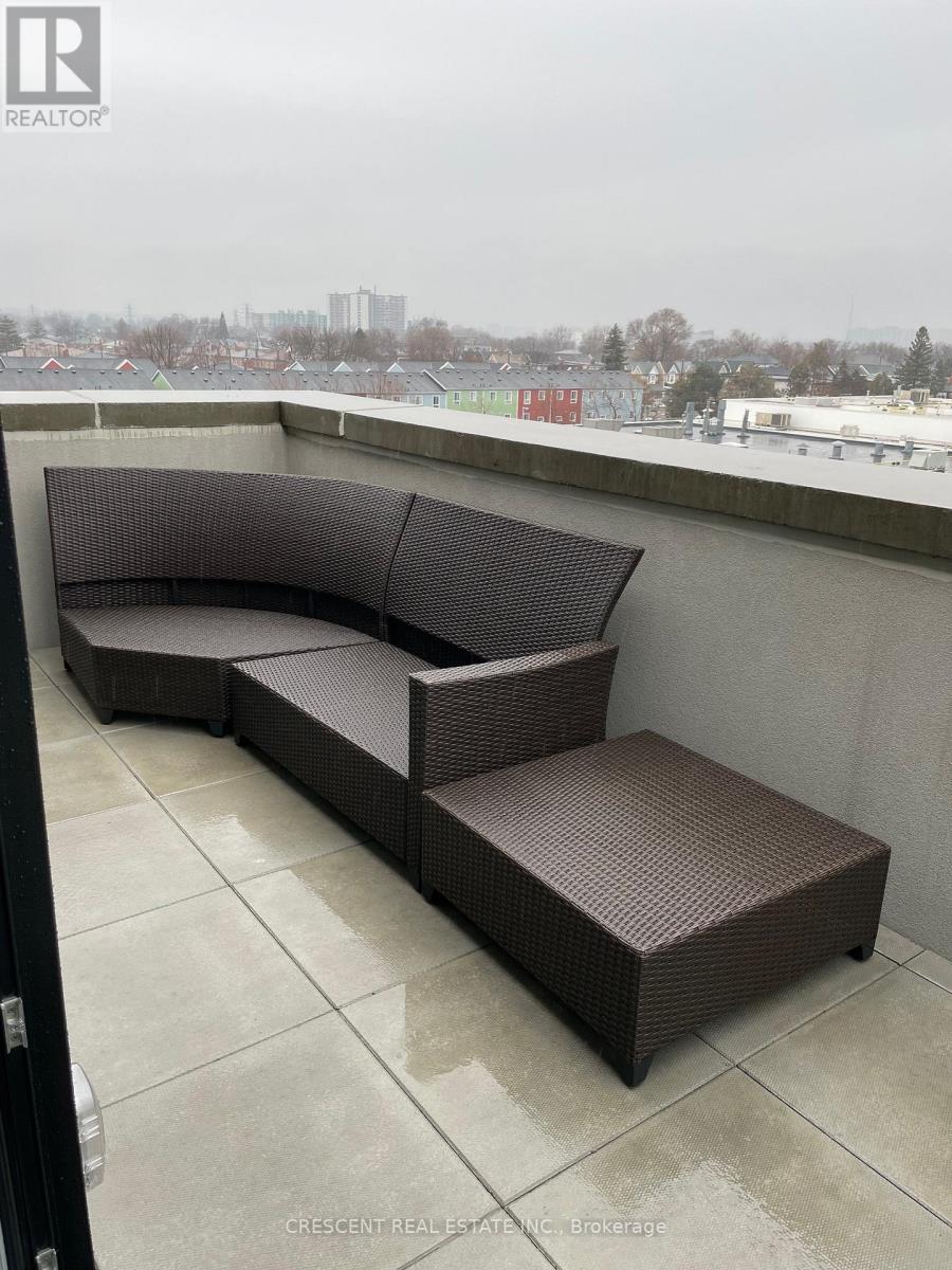 Photo 16 of 527 2300 St Clair Avenue W, Toronto ON