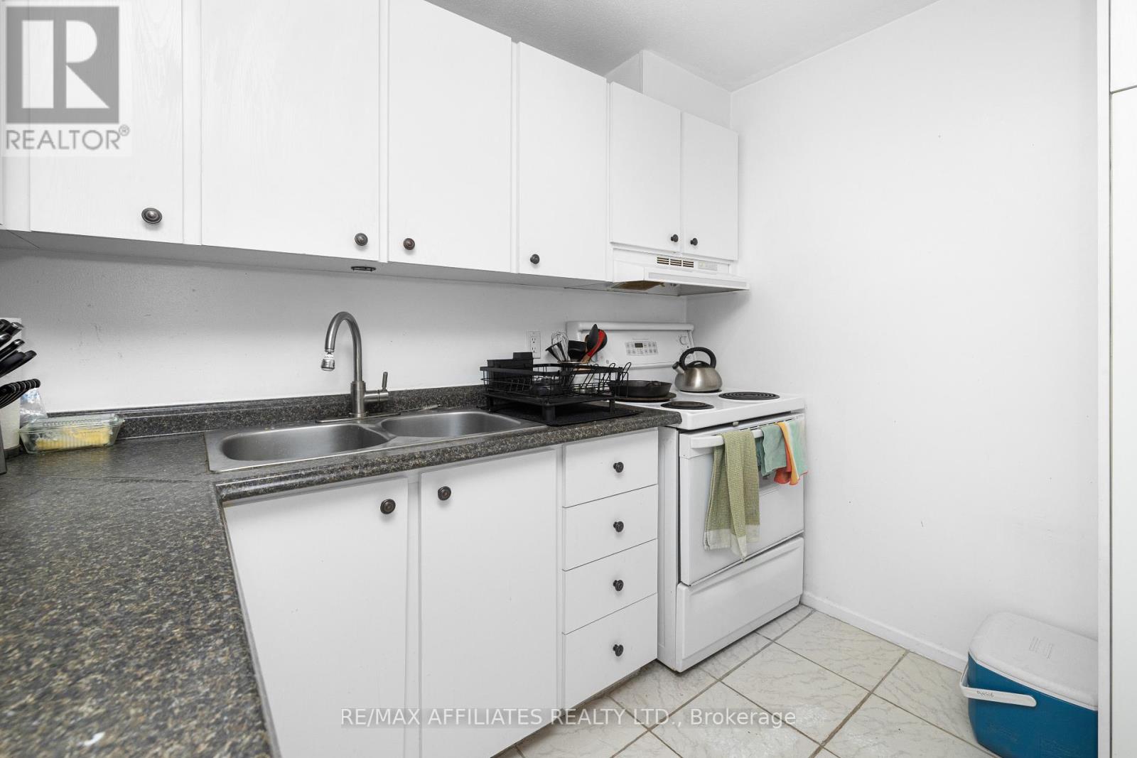 Photo 15 of 306 Woodfield Drive, Ottawa ON