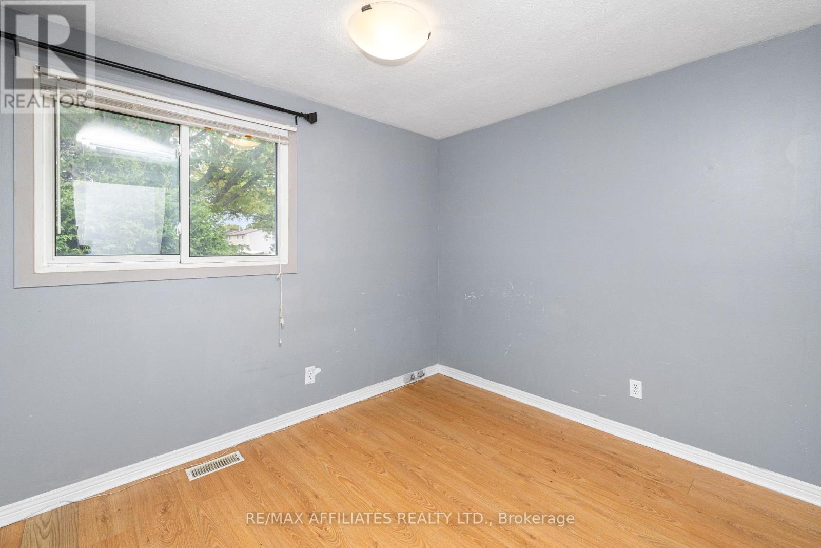 Photo 23 of 306 Woodfield Drive, Ottawa ON