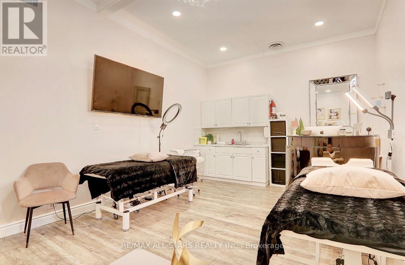 Photo 5 of 101 717 Queen Street E, Toronto ON