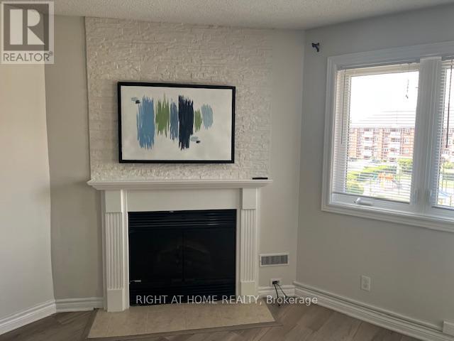 Photo 7 of 414 189 Lake Driveway Way, Ajax ON