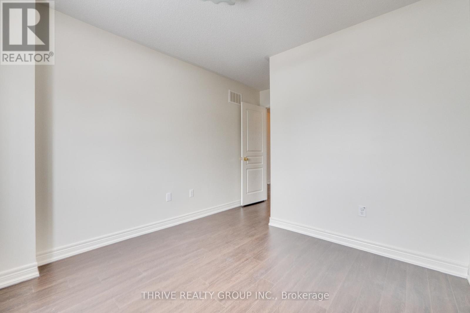 Photo 7 of 5504 Meadowcrest Avenue, Mississauga ON