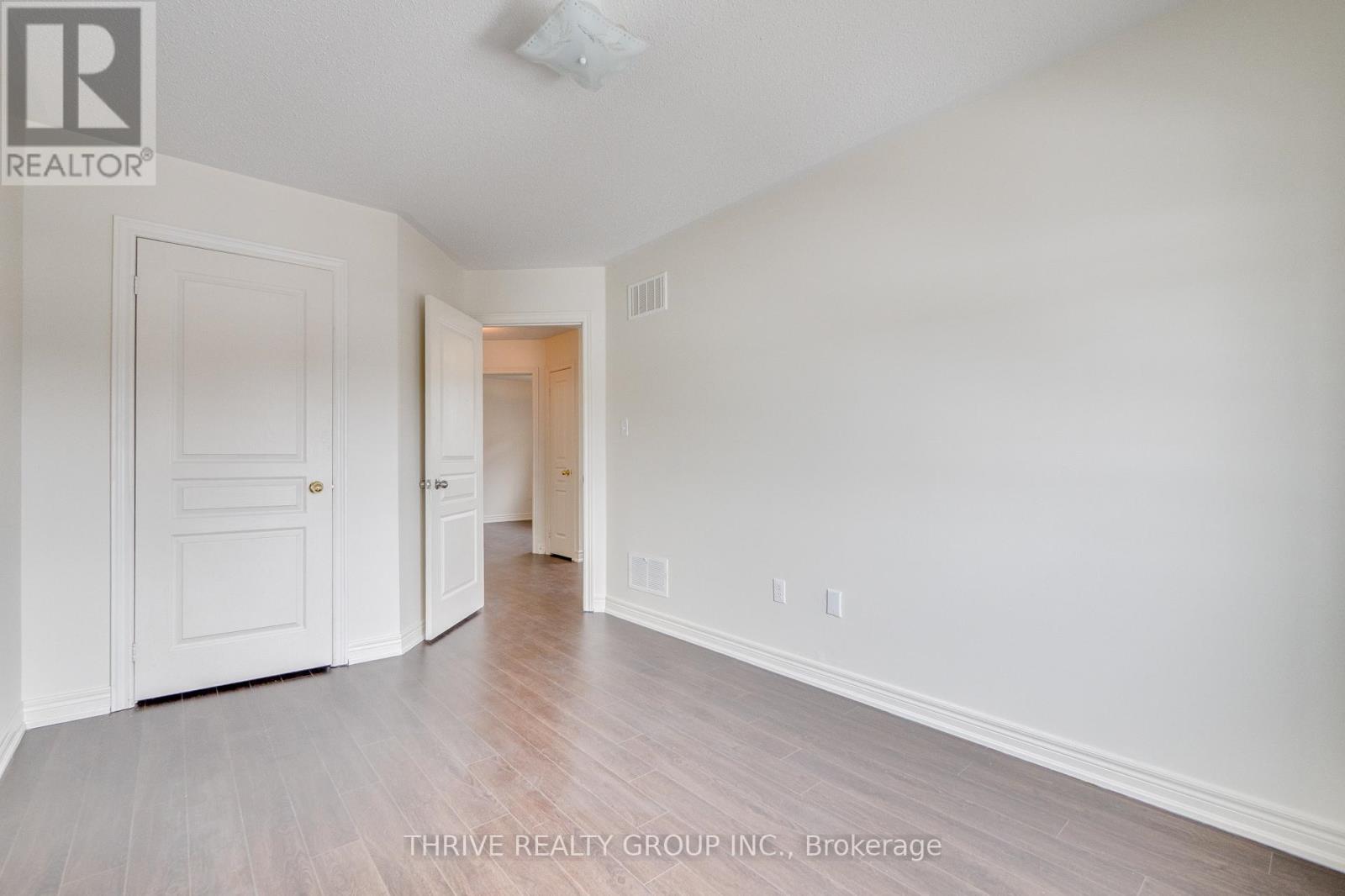 Photo 6 of 5504 Meadowcrest Avenue, Mississauga ON