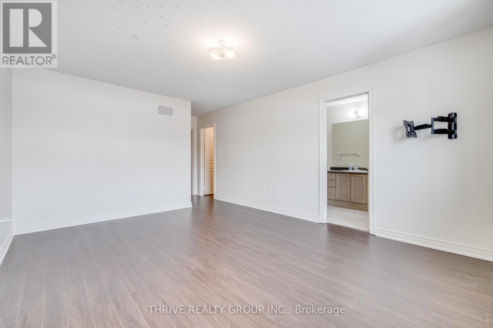 Photo 14 of 5504 Meadowcrest Avenue, Mississauga ON