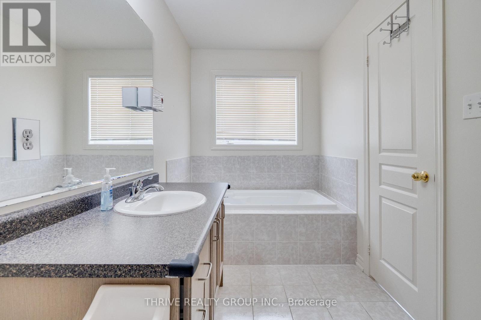 Photo 27 of 5504 Meadowcrest Avenue, Mississauga ON