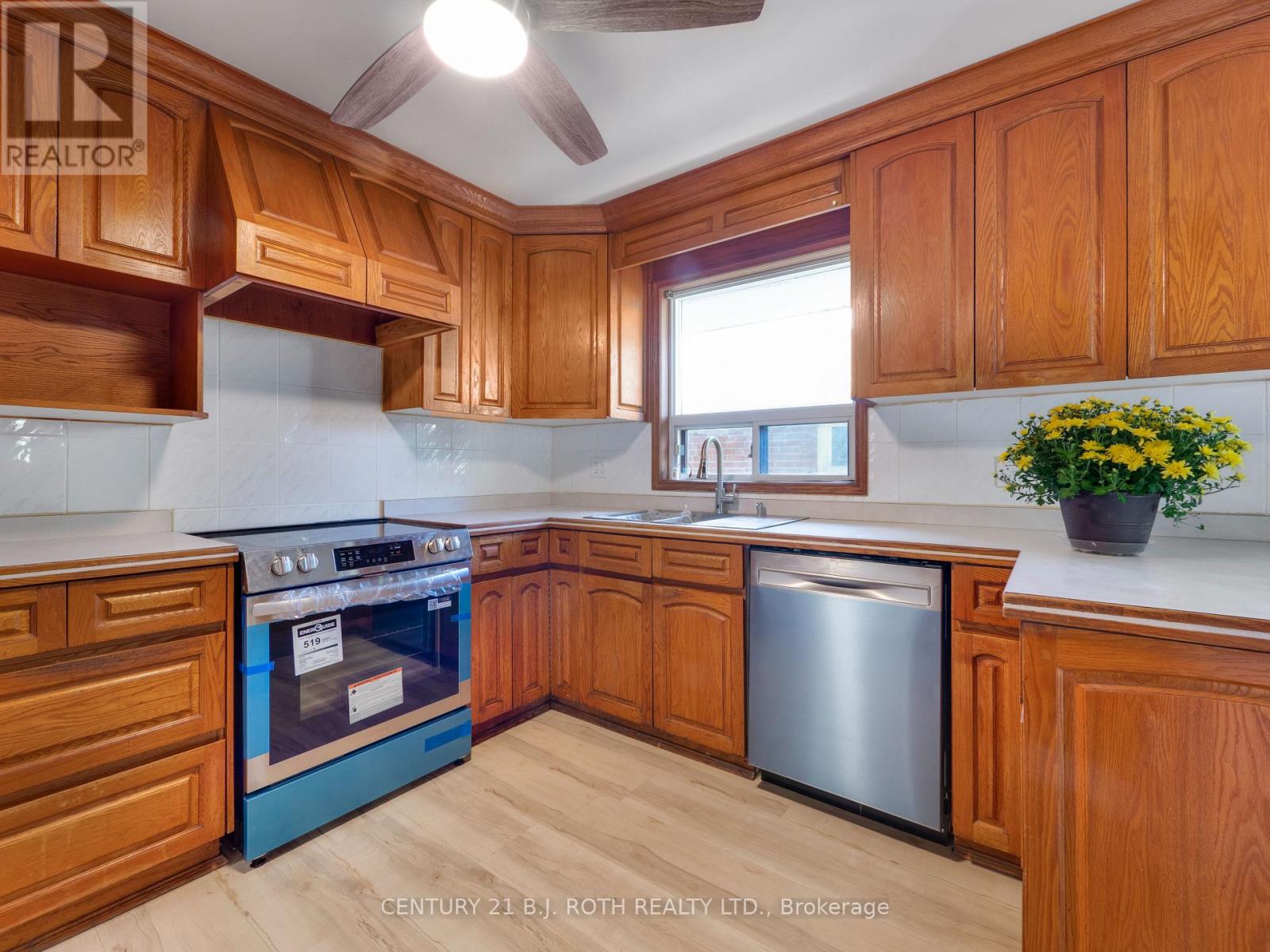 Photo 45 of 10 Bloorlea Crescent, Toronto ON