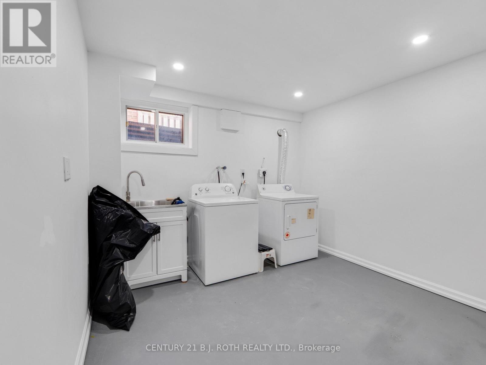 Photo 18 of 10 Bloorlea Crescent, Toronto ON