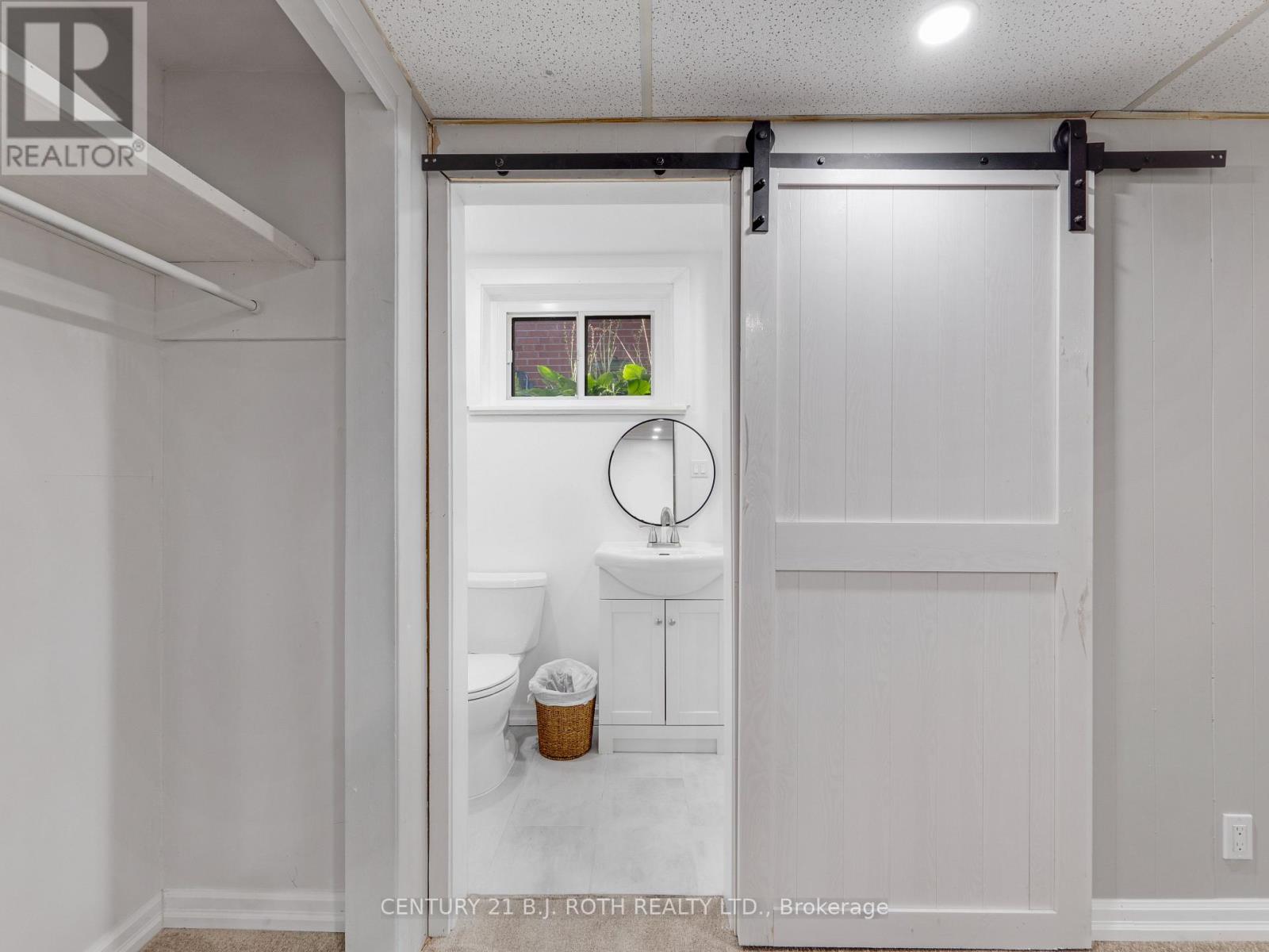 Photo 2 of 10 Bloorlea Crescent, Toronto ON