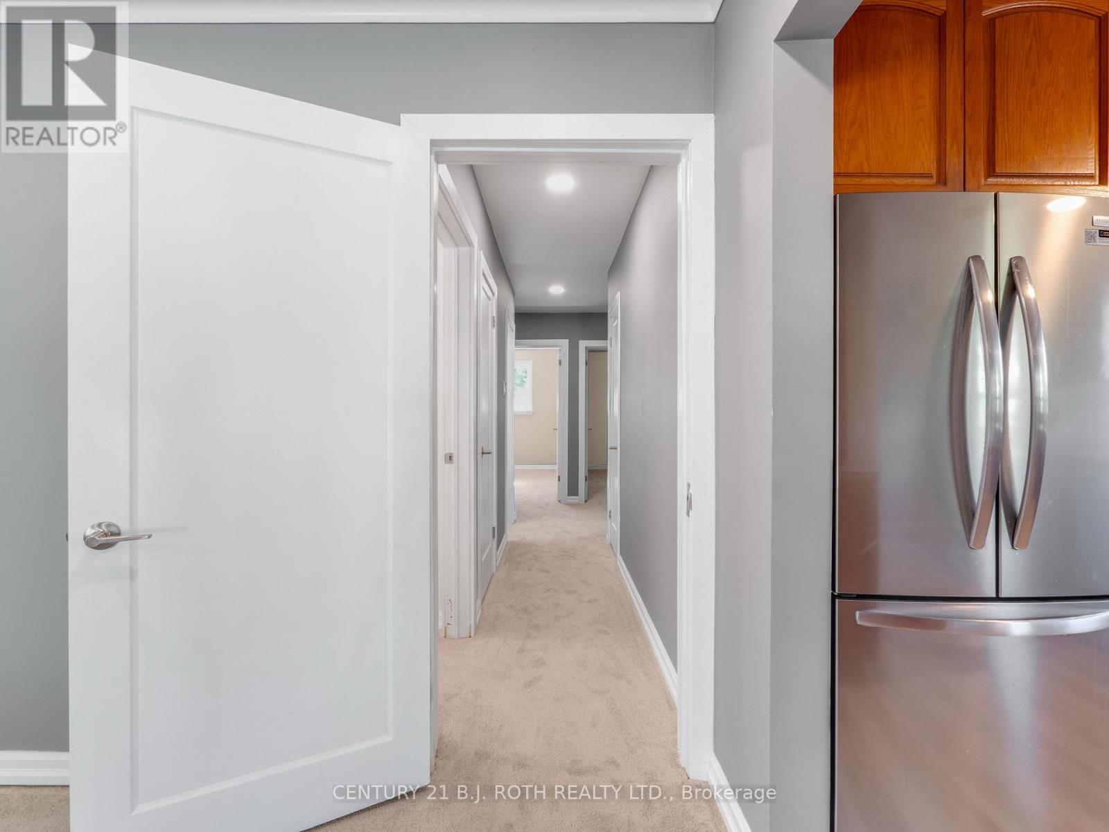 Photo 4 of 10 Bloorlea Crescent, Toronto ON