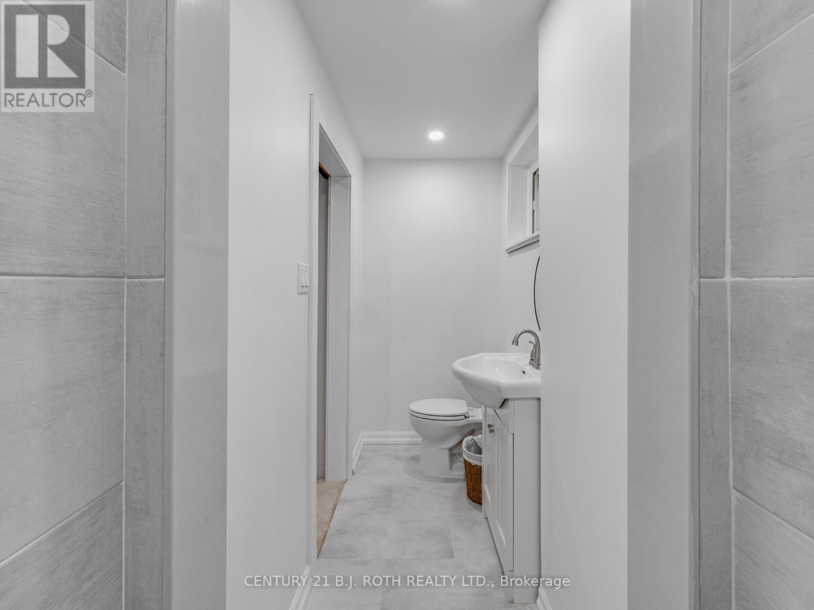 Photo 34 of 10 Bloorlea Crescent, Toronto ON