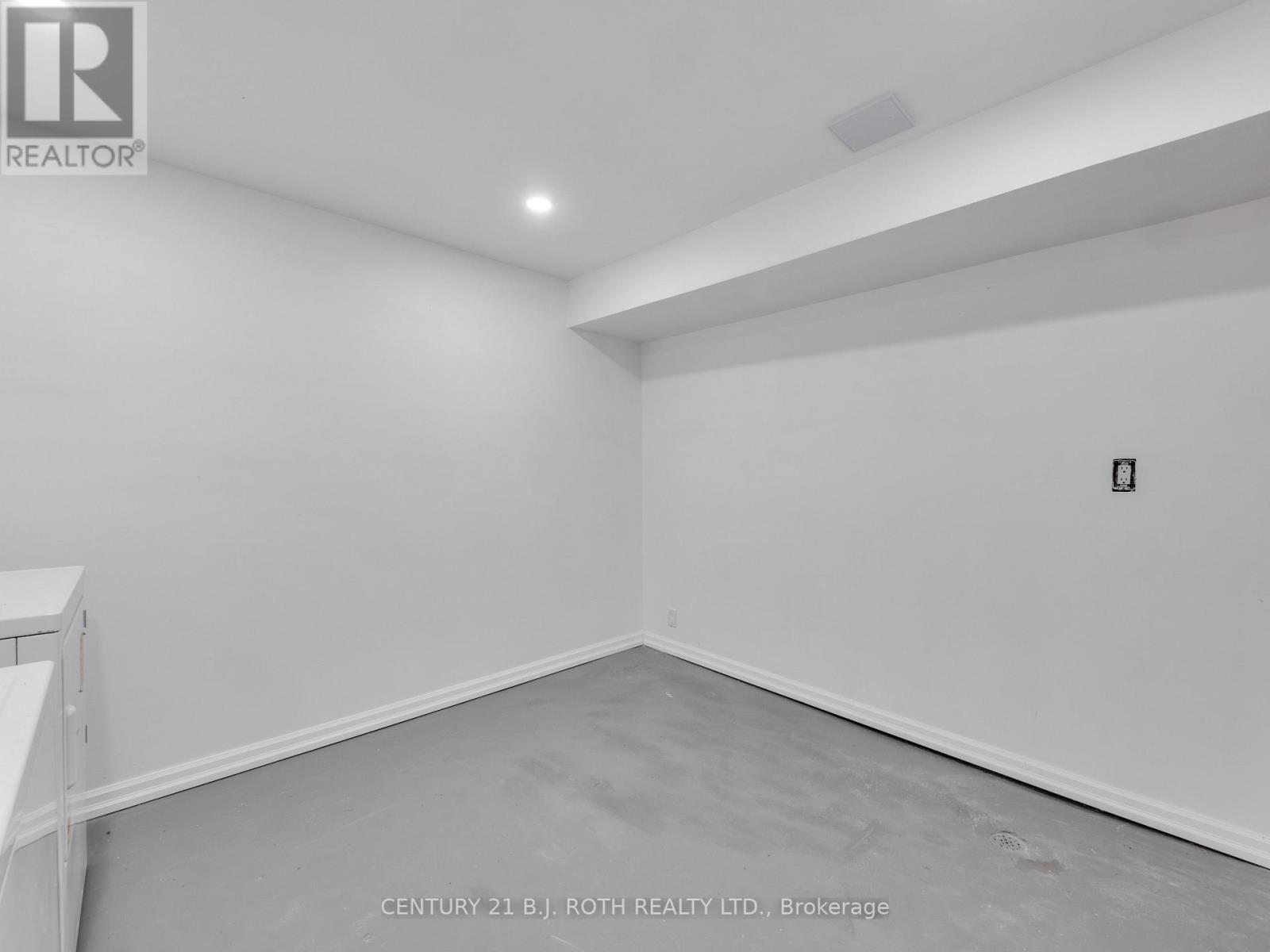 Photo 12 of 10 Bloorlea Crescent, Toronto ON
