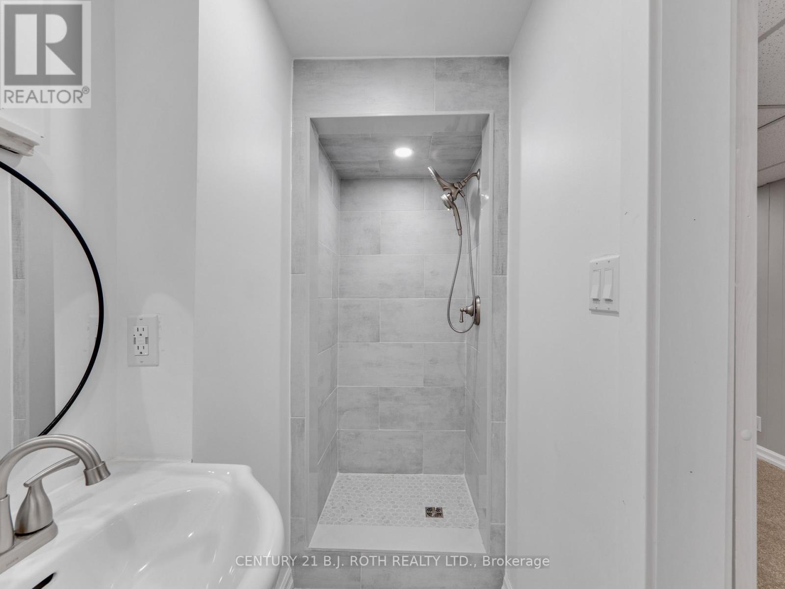 Photo 23 of 10 Bloorlea Crescent, Toronto ON
