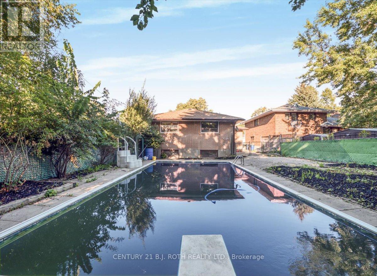 Photo 41 of 10 Bloorlea Crescent, Toronto ON