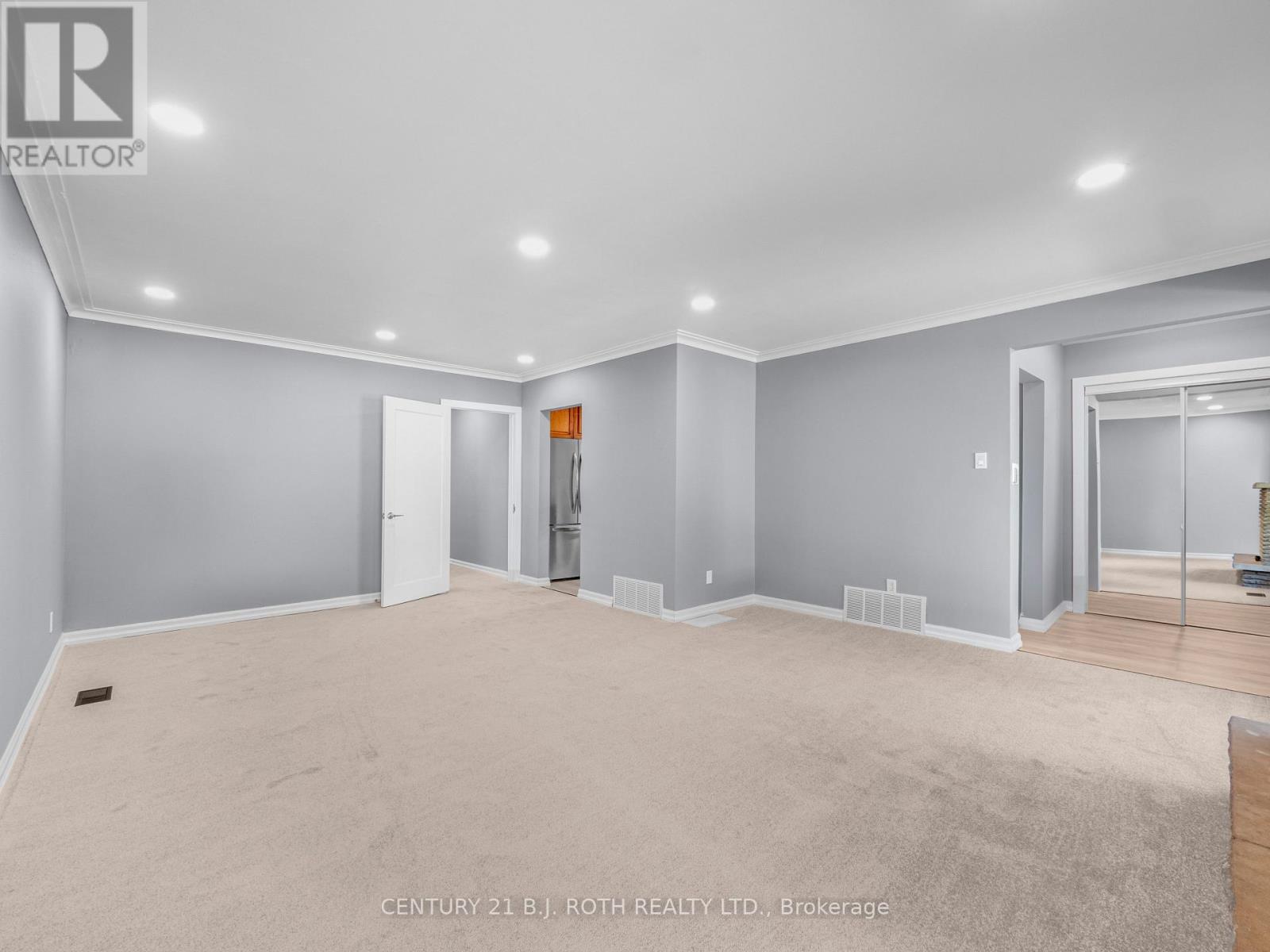 Photo 31 of 10 Bloorlea Crescent, Toronto ON