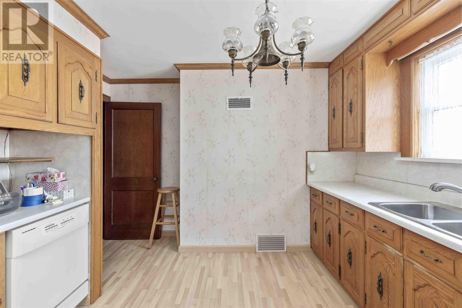Photo 40 of 728 730 Wellington St E, Sault Ste Marie ON