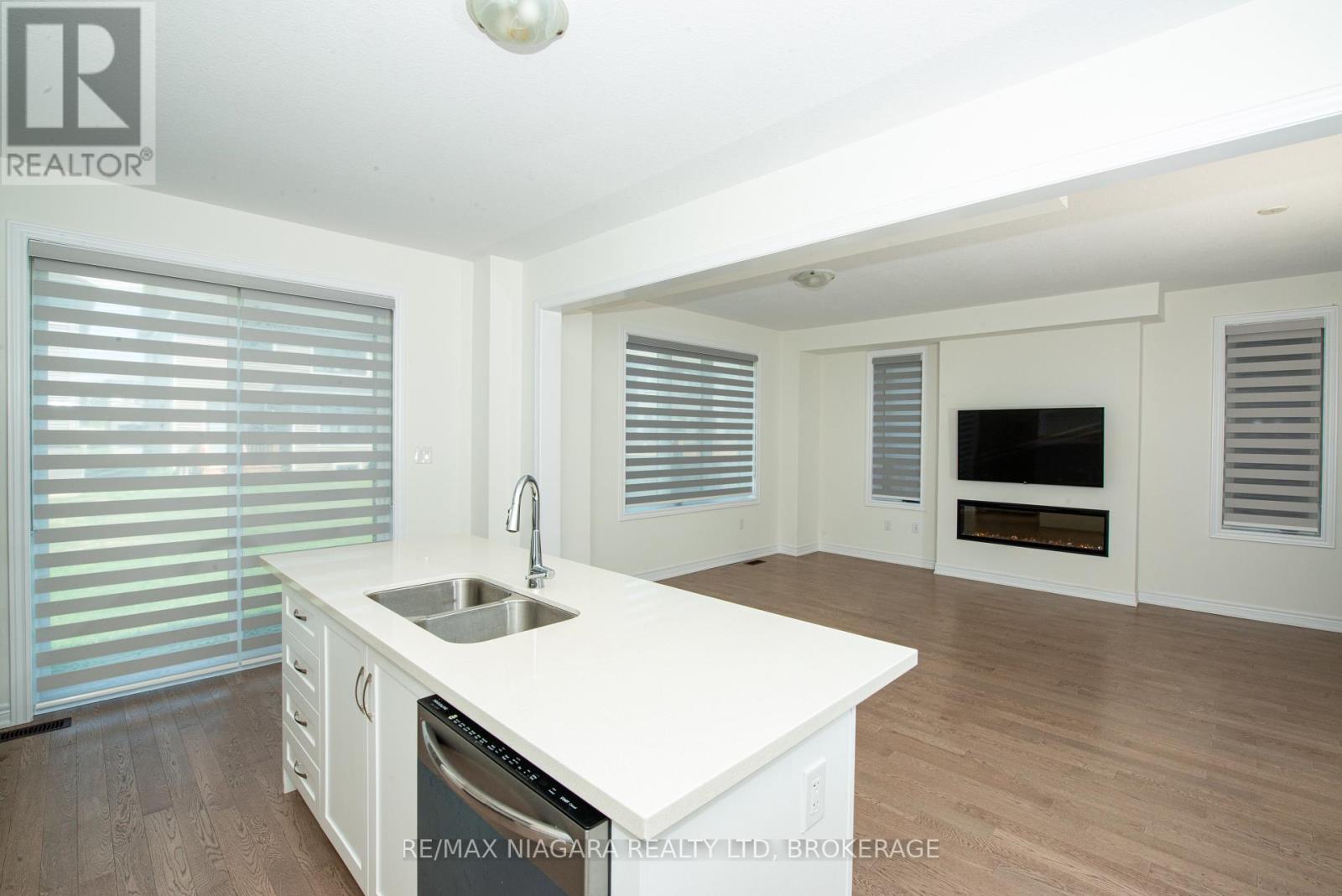 Photo 26 of 100 Blackbird Way, Hamilton ON