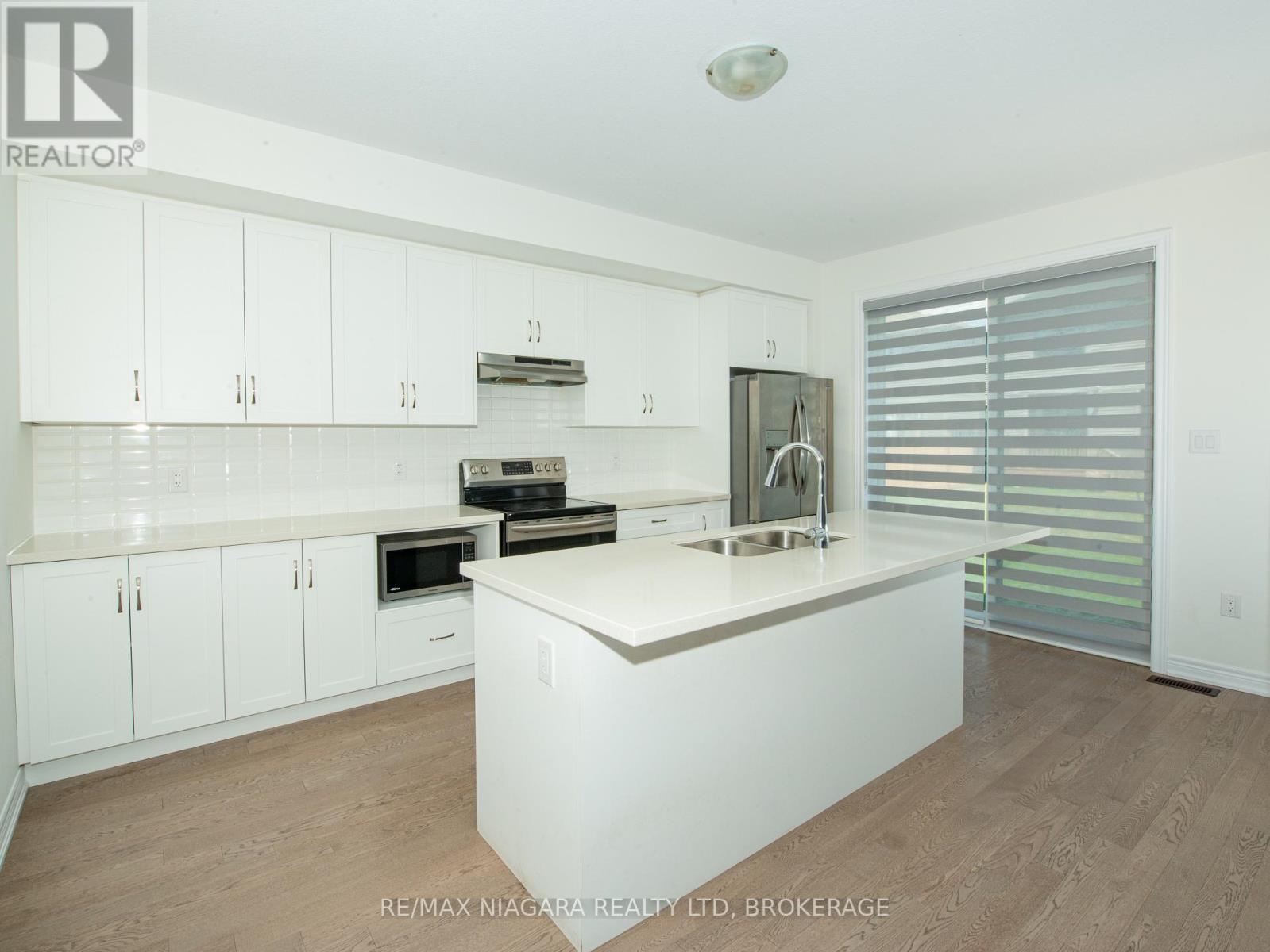 Photo 2 of 100 Blackbird Way, Hamilton ON