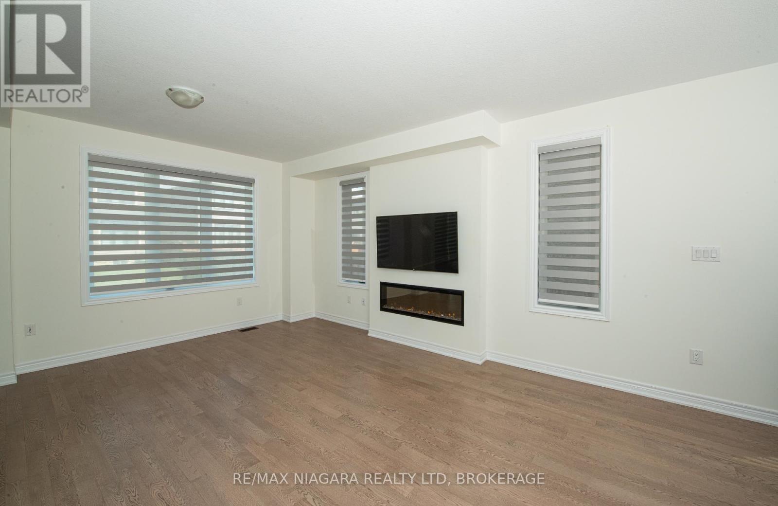 Photo 10 of 100 Blackbird Way, Hamilton ON
