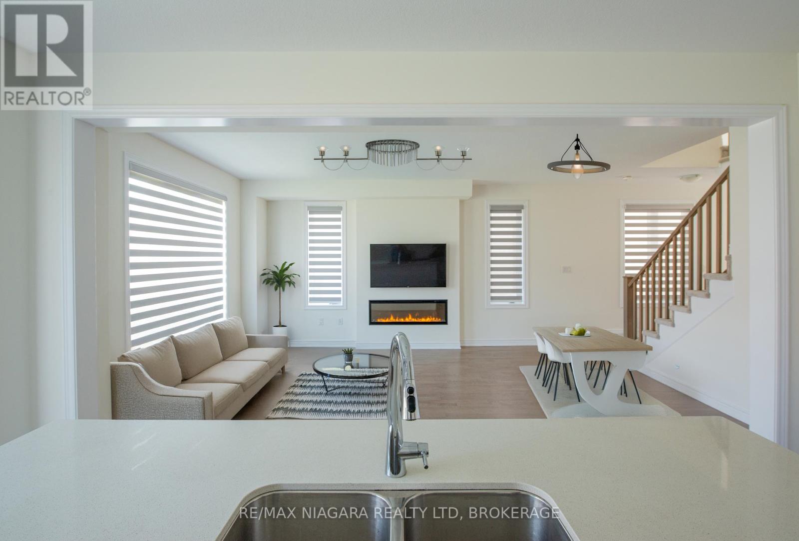 Photo 32 of 100 Blackbird Way, Hamilton ON