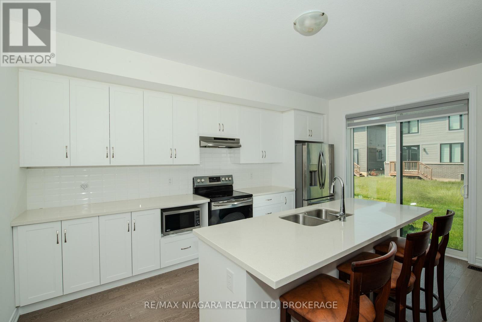 Photo 7 of 100 Blackbird Way, Hamilton ON