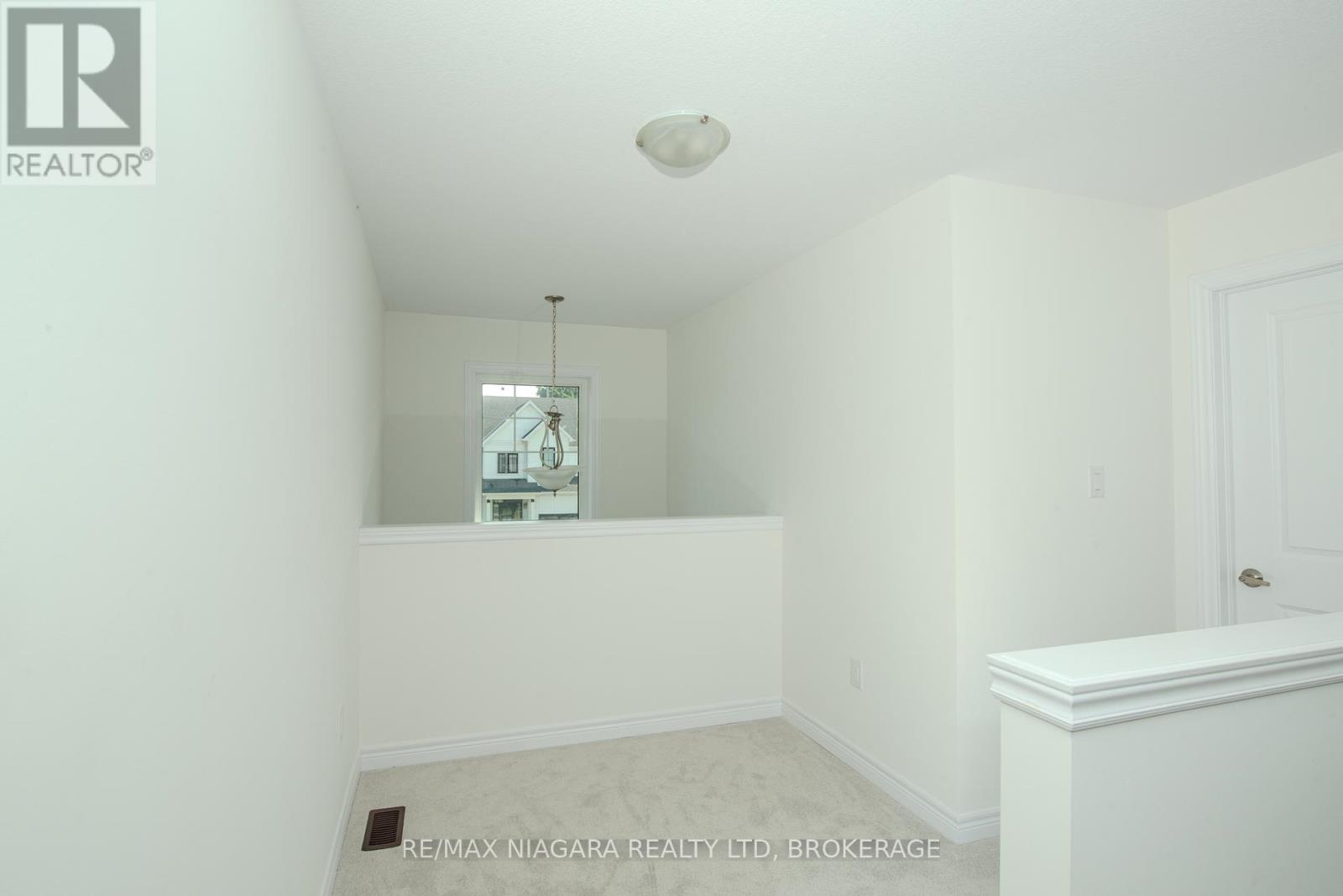 Photo 20 of 100 Blackbird Way, Hamilton ON