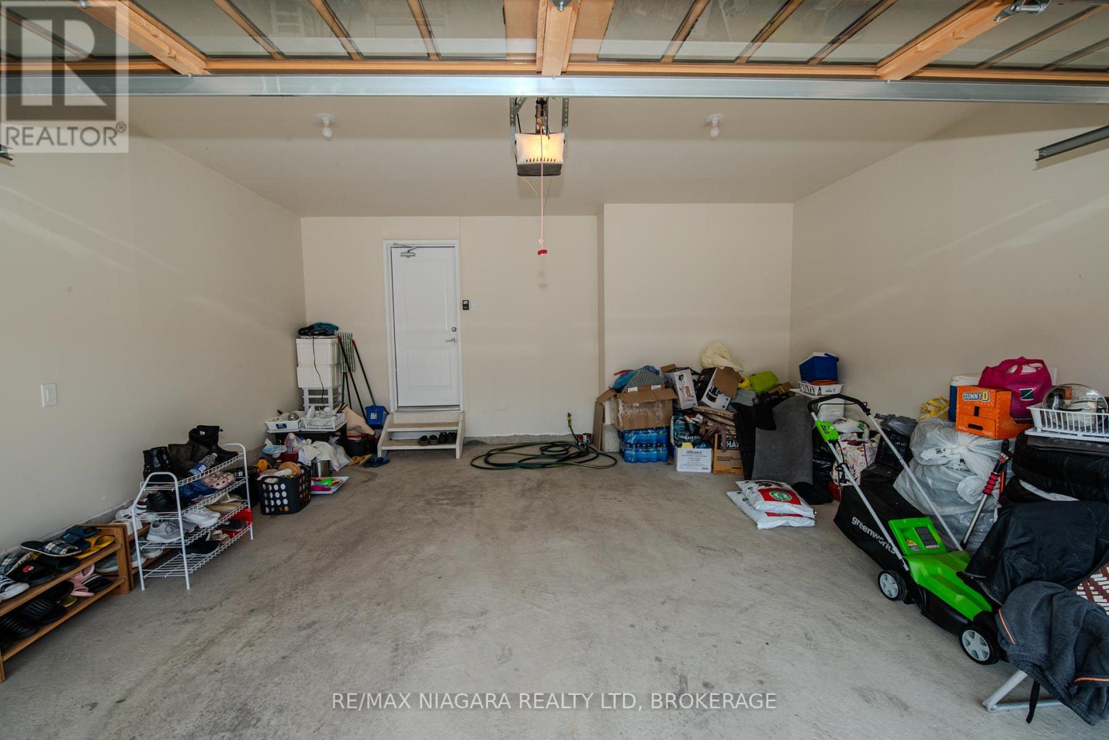 Photo 4 of 100 Blackbird Way, Hamilton ON