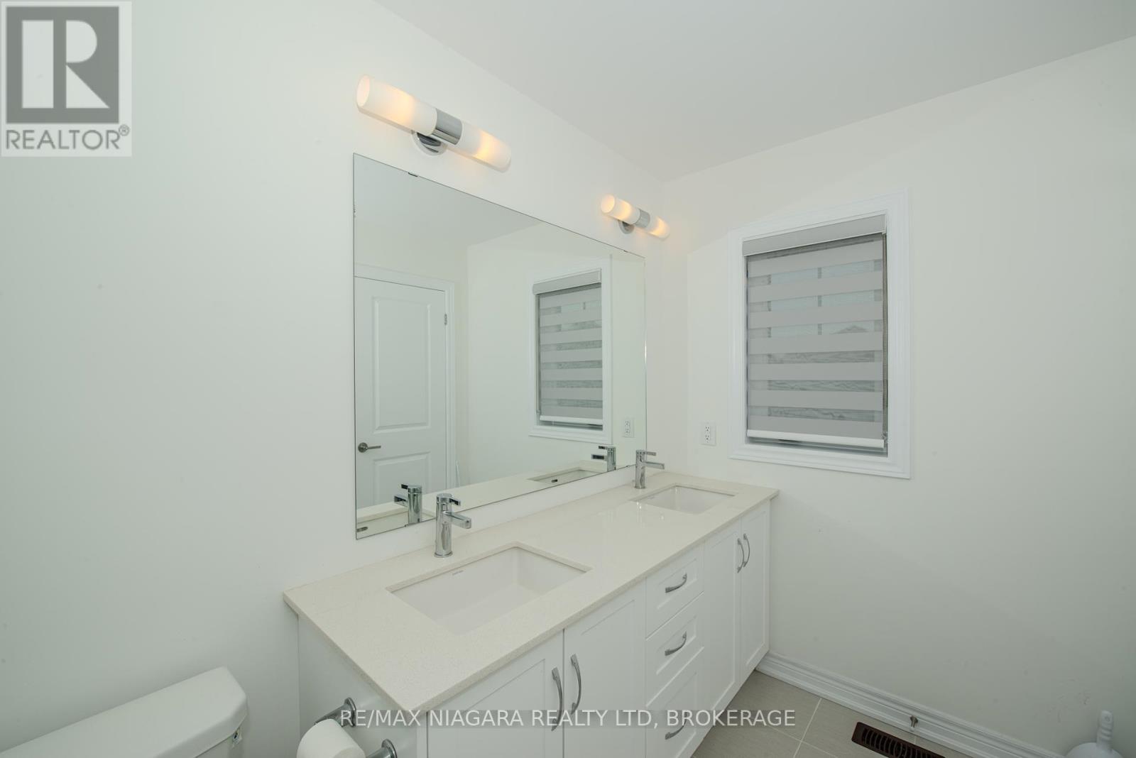 Photo 21 of 100 Blackbird Way, Hamilton ON