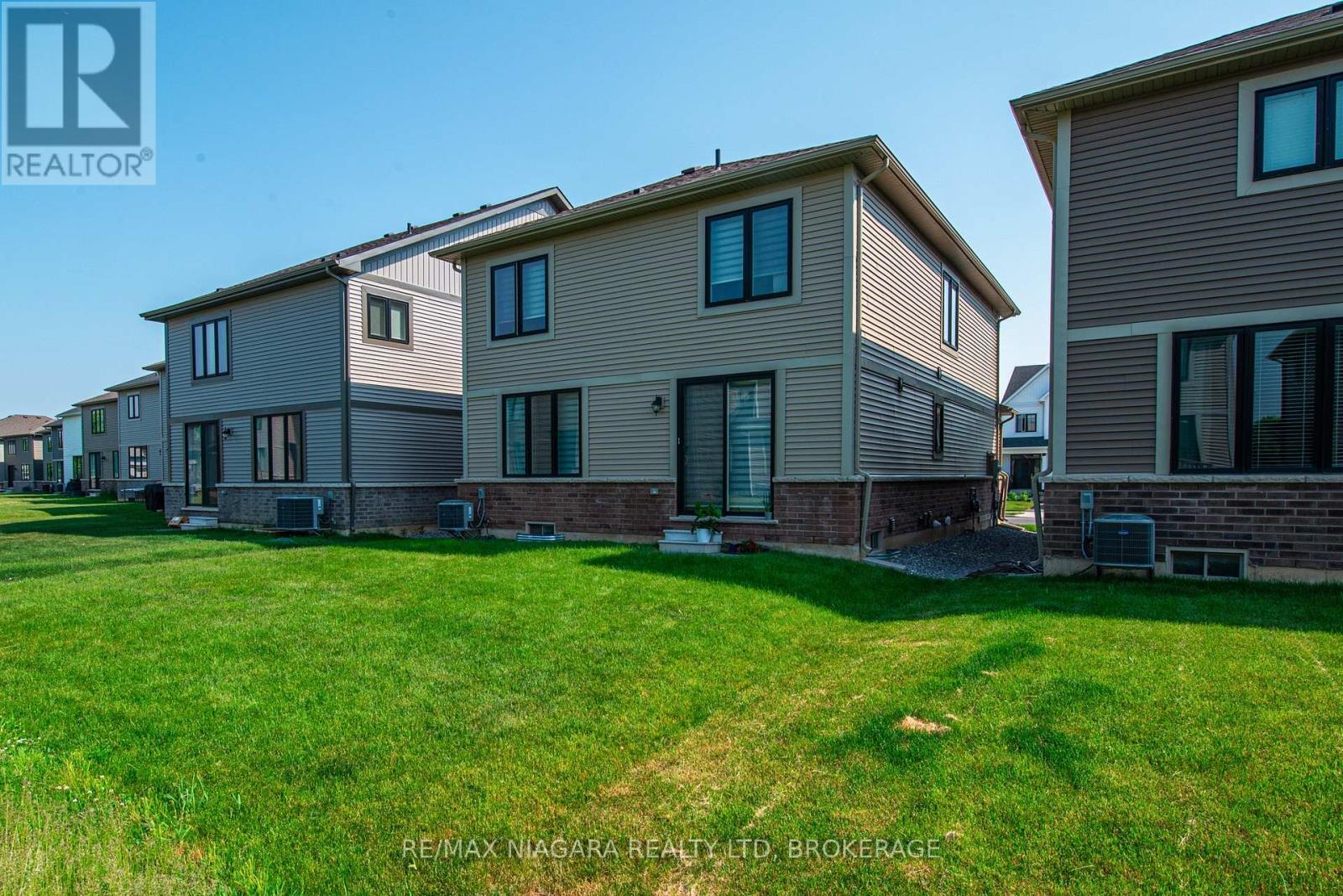 Photo 38 of 100 Blackbird Way, Hamilton ON